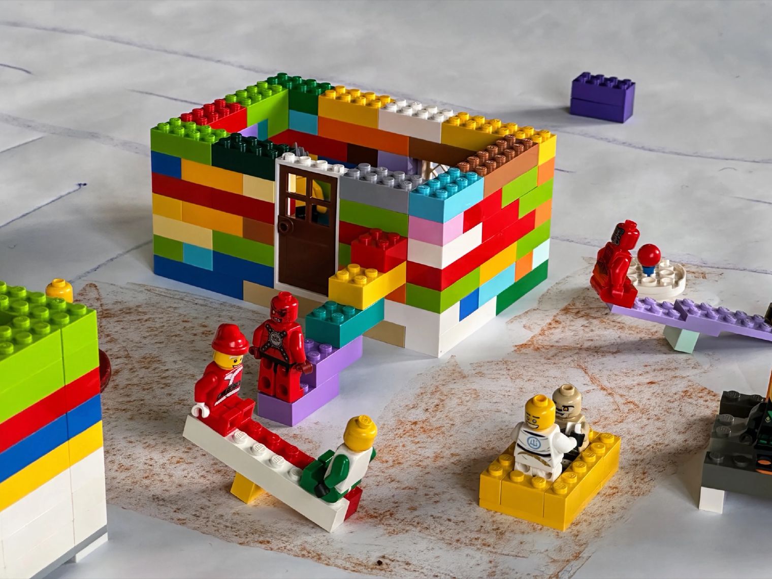 Lego4Scrum-Simulation im Training „Agiles Projektmanagement": gebautes Produktinkrement mit Nutzer-Figuren